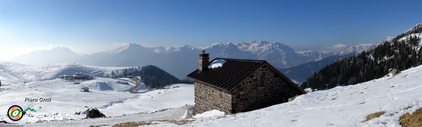 17 Panoramica sui Piani dell'Avaro e verso Venturosa, Baciamorti, Campelli, Grigne.jpg